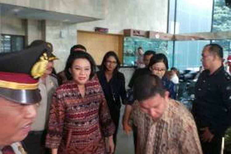 Istri Jero Wacik, Triesnawati, sesuai diperiksa KPK sebagai saksi dalam kasus suaminya, Selasa (16/9/2014).