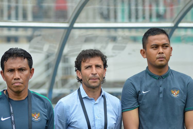 Luis Milla pelatih asal Spanyol saat menukangi Timnas Indonesia tahun 2017 didampingi dua asistennya Bayu Eka Sari atau Bang BES (paling kanan) dan Bima Sakti (paling kiri). 
