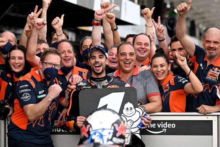 Pebalap peringkat pertama Red Bull KTM Factory Racing asal Portugal, Miguel Oliveira, merayakan kemenangan bersama timnya setelah memenangkan balapan MotoGP Mandalika di Sirkuit Internasional Mandalika di Kuta Mandalika, Lombok Tengah, Minggu (20/3/2022).