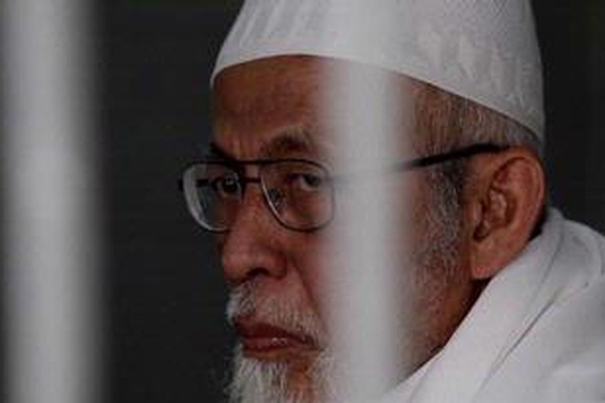 Terdakwa yang diduga terlibat pelatihan teroris di Aceh dan perampokan bank di Medan, Abu Bakar Baasyir menyaksikan keterangan saksi dari layar televisi di ruang tahanan Pengadilan Negeri Jakarta Selatan, Kamis (17/3/2011). Terdakwa beserta tim pengacaranya tetap pada keputusan awal, tidak akan mengikuti sidang saat saksi-saksi memberi keterangan melalui telekonferensi. Sikap itu akan terus diambil hingga ada keputusan dari Komisi Yudisial.