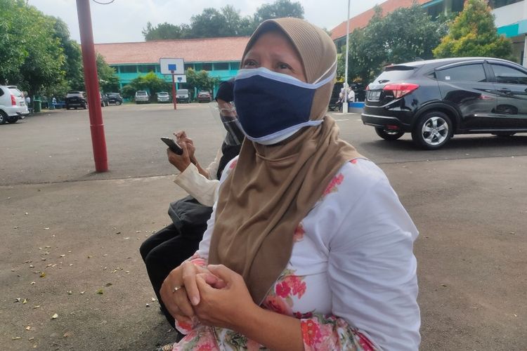 Guru SMPN 4 Tangerang Selatan, Siti Noorzanah (59) saat ditemui usai menjalani vakasinasi Covid-19 di SMPN 11 Tangerang Selatan, Rabu (3/3/2021). 