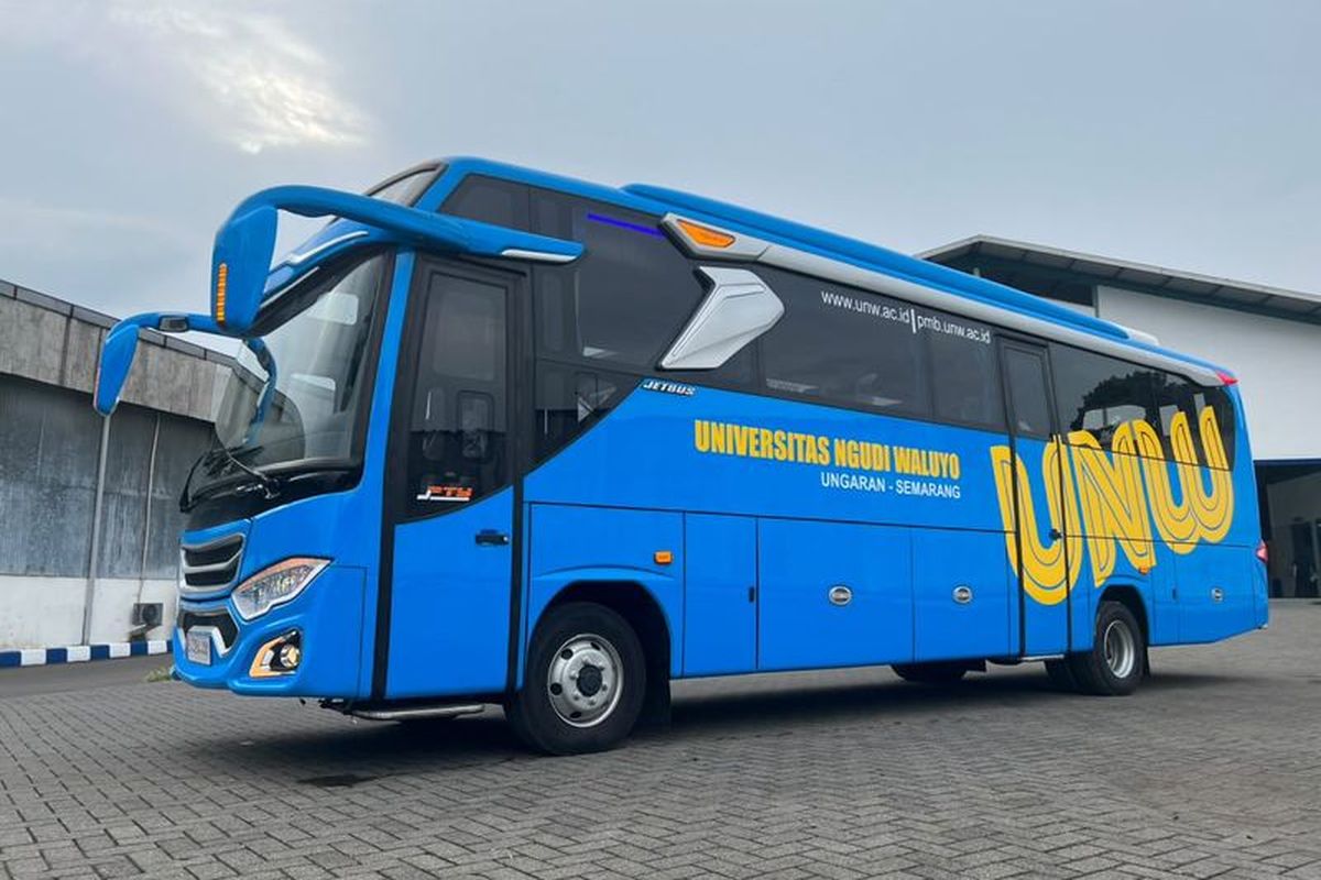 Bus medium baru milik Universitas Ngadi Waluyo