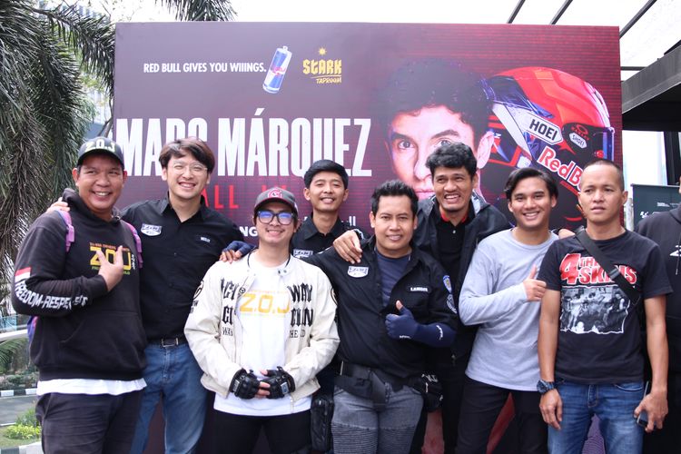 Para penggemar Marc Marquez di Indonesia melakukan nonton bareng serial dokumenter Marc Marquez: All In bersama Red Bull Media House dalam acara yang digelar di Stark Taproom SCBD, Jakarta, pada Sabtu (19/8/2023).