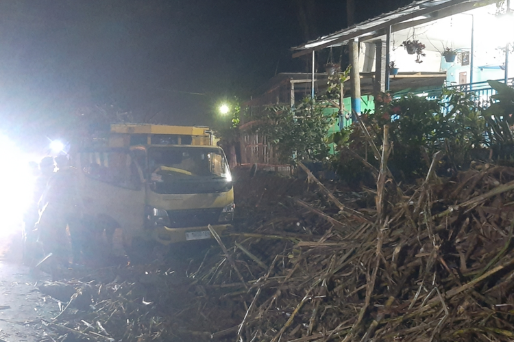 Truk tebu usai alami kecelakaan di Desa Lempeni, Kabupaten Lumajang, Minggu (7/5/2023)