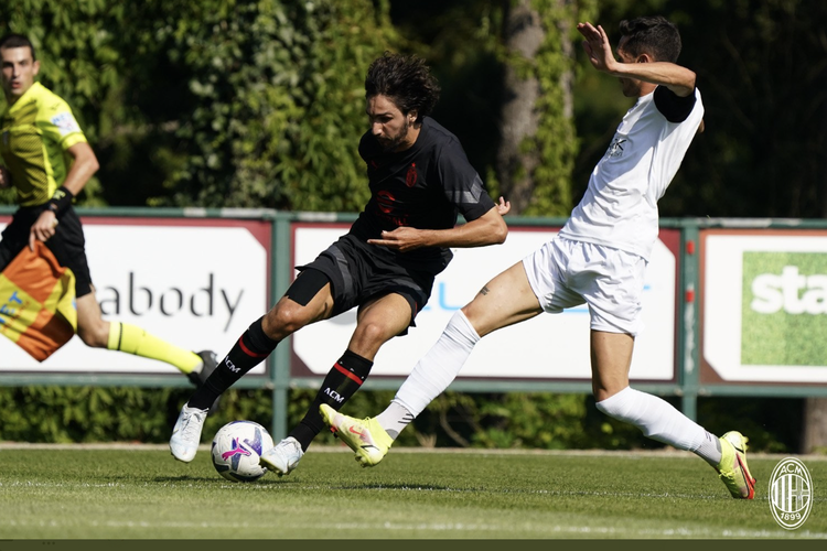 Aksi rekrutan anyar AC Milan, Yacine Adli, dalam laga latihan bersama melawan Lemine Almenno di Milanello, 13 Juli 2022. Adli bermain bagus pada laga uji coba Wolfsberger AC vs Milan yang digelar di Stadion Worthersee, Klagenfurt, Austria, pada Kamis (28/7/2022) dini hari WIB.