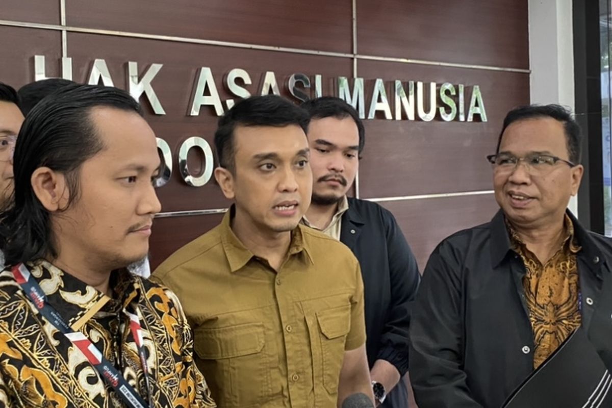 Juru bicara (jubir) Tim Pemenangan Nasional (TPN) Ganjar Pranowo-Mahfud MD, Aiman Witjaksono mendatangi Kantor Komnas HAM, Jakarta Pusat pada Kamis (1/2/2024) siang ini. Kedatangannya untuk mengadukan penyidik Polda Metro Jaya yang dianggap melanggar prosedur dalam memeriksanya terkait kasus tudingan aparat tidak netral di Pemilu 2024.