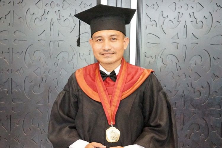 Wisudawan Pascasarjana UM Surabaya, Burhanuddin berhasil mendapatkan IPK Cumlaude 3,74.