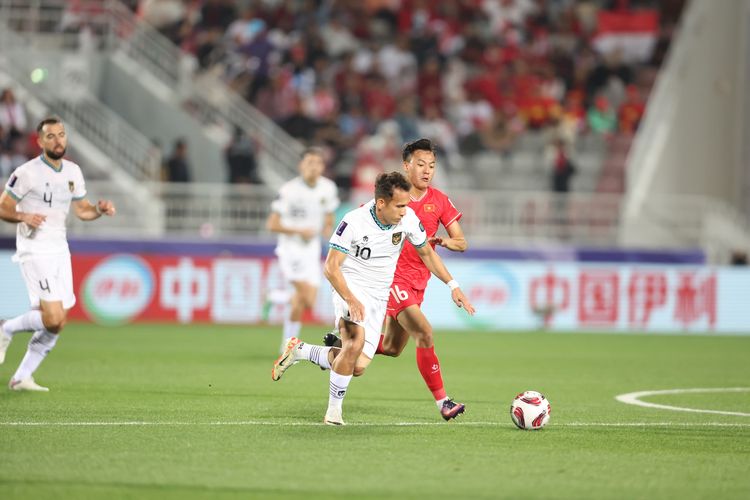 Egy Maulana Vikri berupaya meloloskan diri dari penjagaan lawan dalam laga Grup D Piala Asia 2023 antara timnas Indonesia vs Vietnam di Stadion Abdullah bin Khalifa, Doha, Qatar, Jumat (19/1/2024).