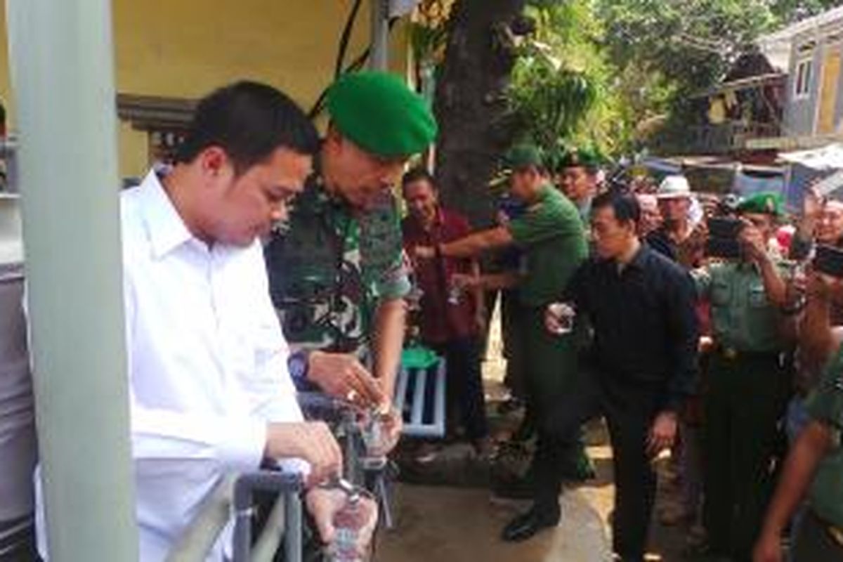 Pangdam Jaya Letjen Agus Sutomo mencoba minum air dari tempat penyulingan air bersih yang dibangun untuk warga Bidara Cina, Jatinegara, Jakarta Timur. Senin (14/9/2015)