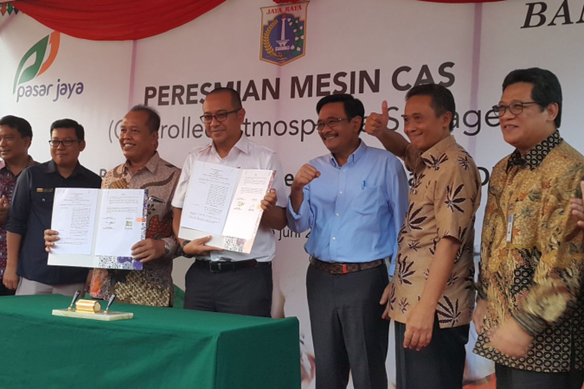 Pelaksana Tugas Gubernur DKI Jakarta Djarot Saiful Hidayat menyaksikan penandatangan nota kesepahaman saat meresmikan mesin teknologi Controlled Atmosphere Storage (CAS) yang digunakan untuk memperpanjang usia bahan pangan di Pasar Induk Kramatjati, Jakarta Timur, Selasa (6/6/2017)