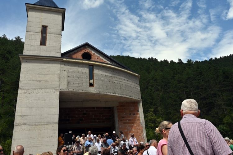 Umat Katolik Bosnia berkumpul untuk berdoa selama upacara pembukaan gereja Katolik yang baru dibangun di Bugojno, pada 2 Agustus 2022.