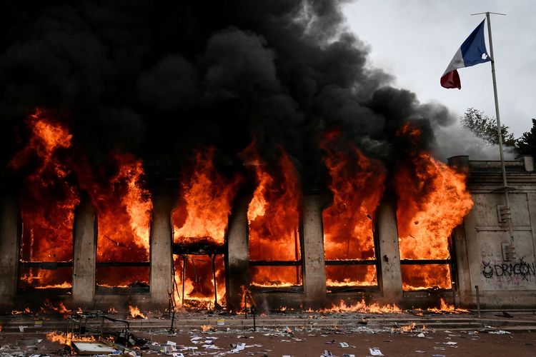 BERITA FOTO: Perancis Ricuh Buntut Demo Kenaikan Biaya Hidup