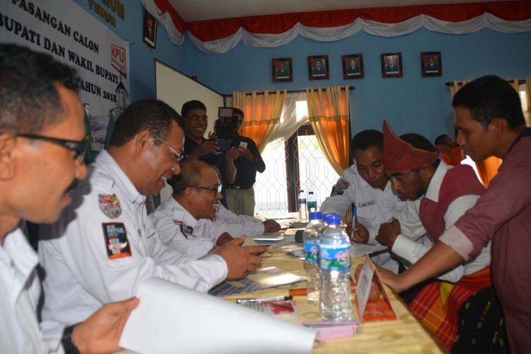 Bakal calon wakil bupati Manggarai Timur dari pasangan perseorangan, Frans Anggal, sedang menandatangani berita acara pendaftaran di Kantor Komisi Pemilihan Umum Manggarai Timur, Senin (8/1/2018).