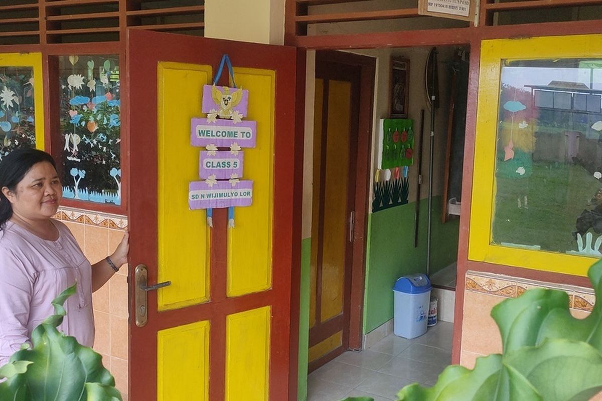 Ruang kelas V Sekolah Dasar Negeri Wijimulyo Lor (SDN Wijilor) di Kalurahan Wijimulyo, Kapanewon Nanggulan, Kabupaten Kulon Progo, Daerah Istimewa Yogyakarta. Barang-barang “vintage” masih bertahan di sekolah ini.
