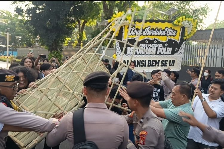 Mahasiswa UI Dicegat Polisi Saat Hendak Demo di Mabes Polri, Keranda dan Karangan Bunga Ditarik