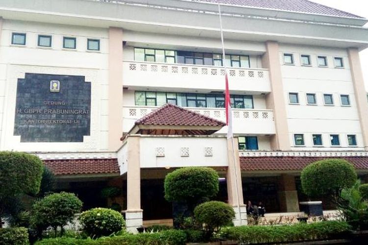 bendera setengah tiang tampak terlihat di depan Gedung H. GBPH Prabuningrat yang merupakan kantor Rektorat Universitas Islam Indonesia (UII). 