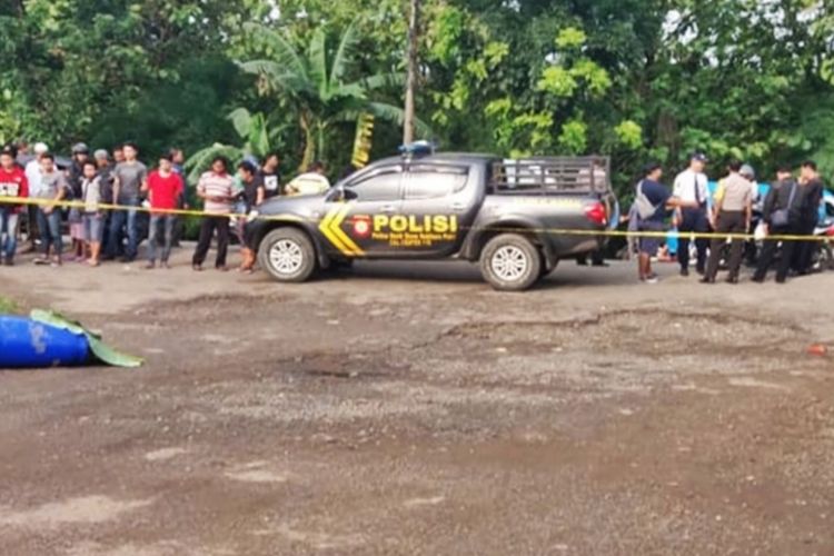 Polres Bogor melakukan olah tempat kejadian perkara (TKP) di lokasi temuan mayat yang tersimpan dalam drum di kawasan Industri Kembang Kuning, Kampung Narogong, Kecamatan Klapanunggal, Kabupaten Bogor, Minggu (18/11/2018).