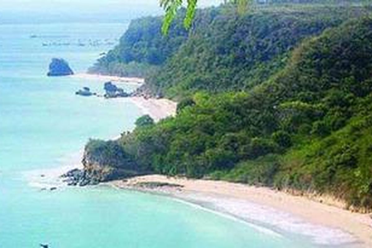 Ketenangan Pantai Surga di kawasan Teluk Ekas, Lombok Timur, Nusa Tenggara Barat, mengundang para wisatawan untuk mandi, berjemur, dan berselancar. Di antara dinding-dinding tebing pantai ini terdapat pasir putih sehingga para wisatawan leluasa menikmati sinar matahari, bermain air, ataupun menikmati pemandangan di sekitar perairan.