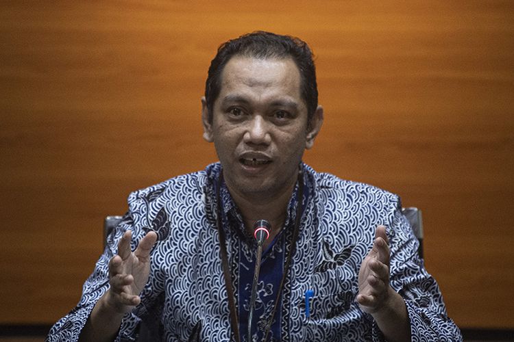 Pimpinan KPK Nurul Ghufron menyampaikan keterangan pers tentang penahanan mantan mantan anggota DPRD Provinsi Sumatera Utara periode 2009-2014 dan 2014-2019 di gedung KPK, Jakarta, Rabu (22/7/2020). KPK menahan 11 orang tersangka yang merupakan mantan anggota DPRD Sumut yaitu Sudirman Halawa, Rahmad Pardamean Hasibuan, Megalia Agustina, Ida Budiningsi, Syamsul Hilal, Robert Nainggolan, Ramli, Layani Sinukaban, Jamaluddin Hasibuan dan Irwansyah Damanik terkait kasus suap dari mantan Gubernur Sumut Gatot Pujo Nugroho.