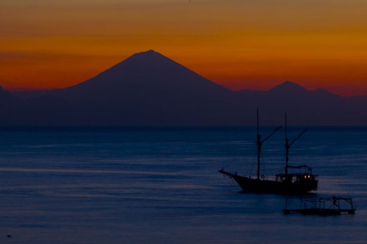 Matahari terbenam di Gunung Agung, Bali, dilihat dari Pulau Lombok, Nusa Tenggara Barat, Kamis (30/6/2011). 