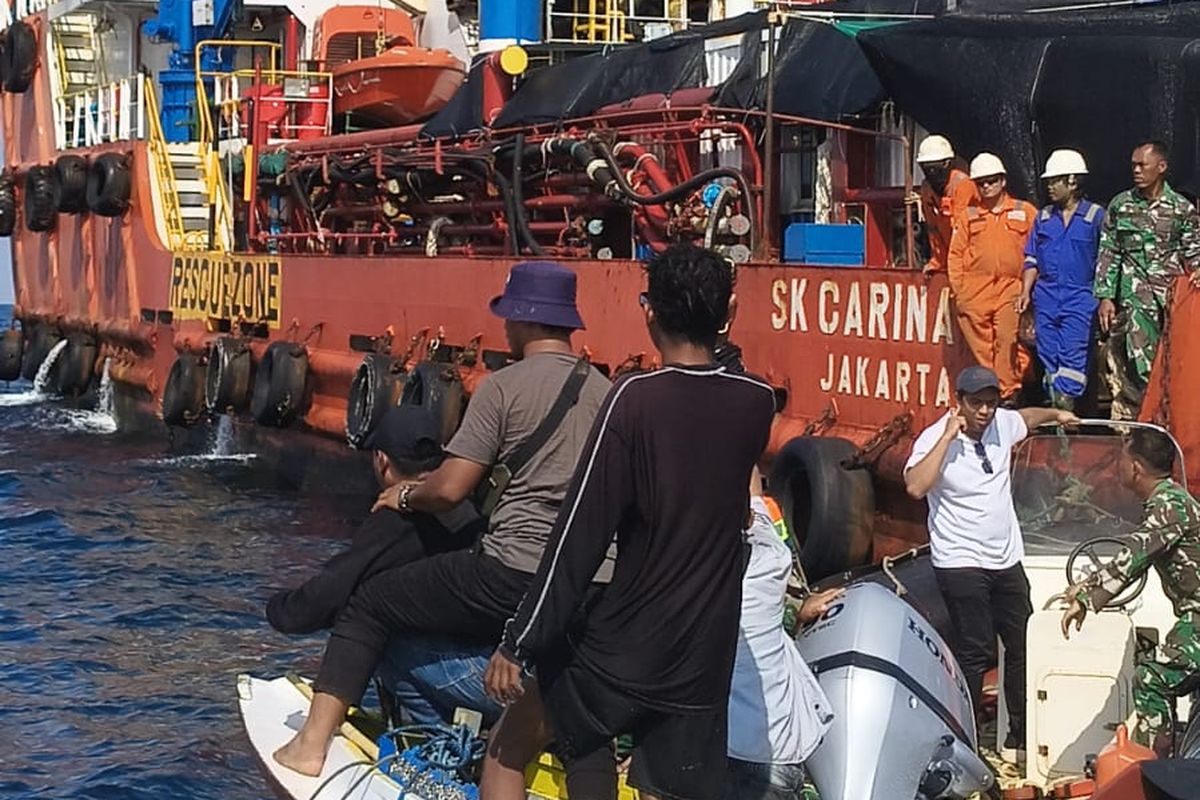 Para nelayan mendekati kapal yang diduga melakukan survei seismik di perairan Pulau Kangean, Sumenep, Jawa Timur. 