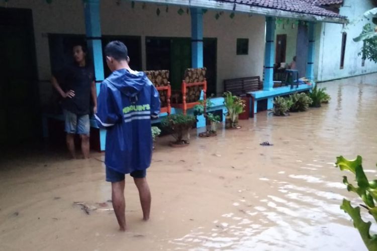 Hujan lebat disertai angin yang melanda wilayah Banjarnegara bagian barat selama tiga jam, Sabtu (3/11/2018) petang mengakibatkan banjir dan pohon tumbang di Desa Merden dan Danareja, Kecamatan Purwanegara.