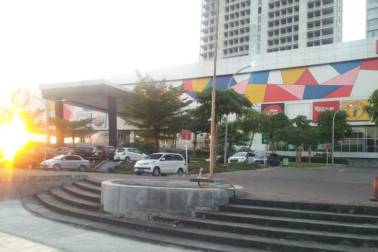 Icon mall yang terletak di Jalan Dr. Wahidin Sudirohusodo, Gresik, Jawa Timur.