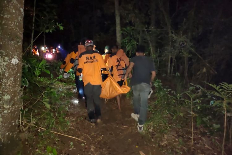 EVAKUASI—Tim gabungan mengevakuasi jasad Laryono (60) warga Dusun Tanjung, Desa Jatisobo, Kecamatan Jatipuro, Kabupaten Karanganyar yang ditemukan tewas di tepi sungai Welikan, Desa Wonokerto, Kecamatan Wonogiri, Kabupaten Wonogiri, Jawa Tengah, Sabtu (1/1/2022) petang.