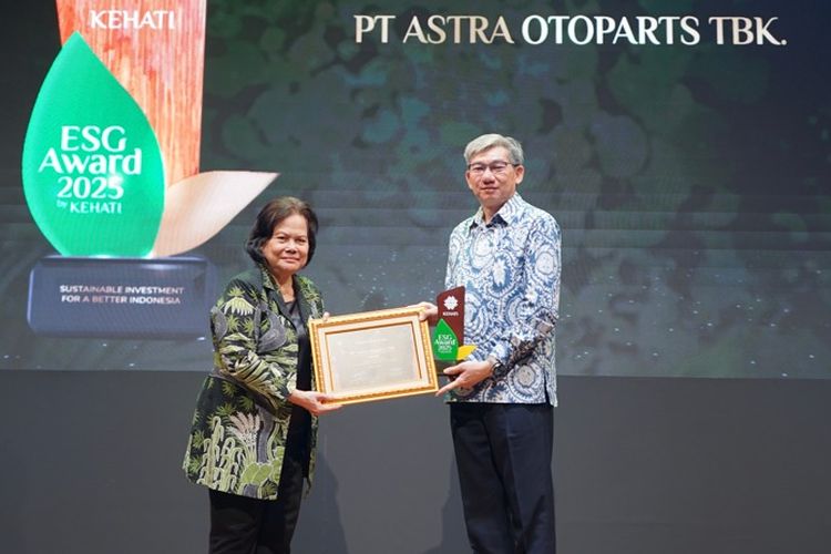 Penyerahan Penghargaan ESG Award 2025 kepada Ronny Kusgianta, Direktur PT Astra Otoparts Tbk, dari Erna Witoelar, Pembina KEHATI dan Menteri Permukiman & Prasarana Wilayah Indonesia (1999-2001).