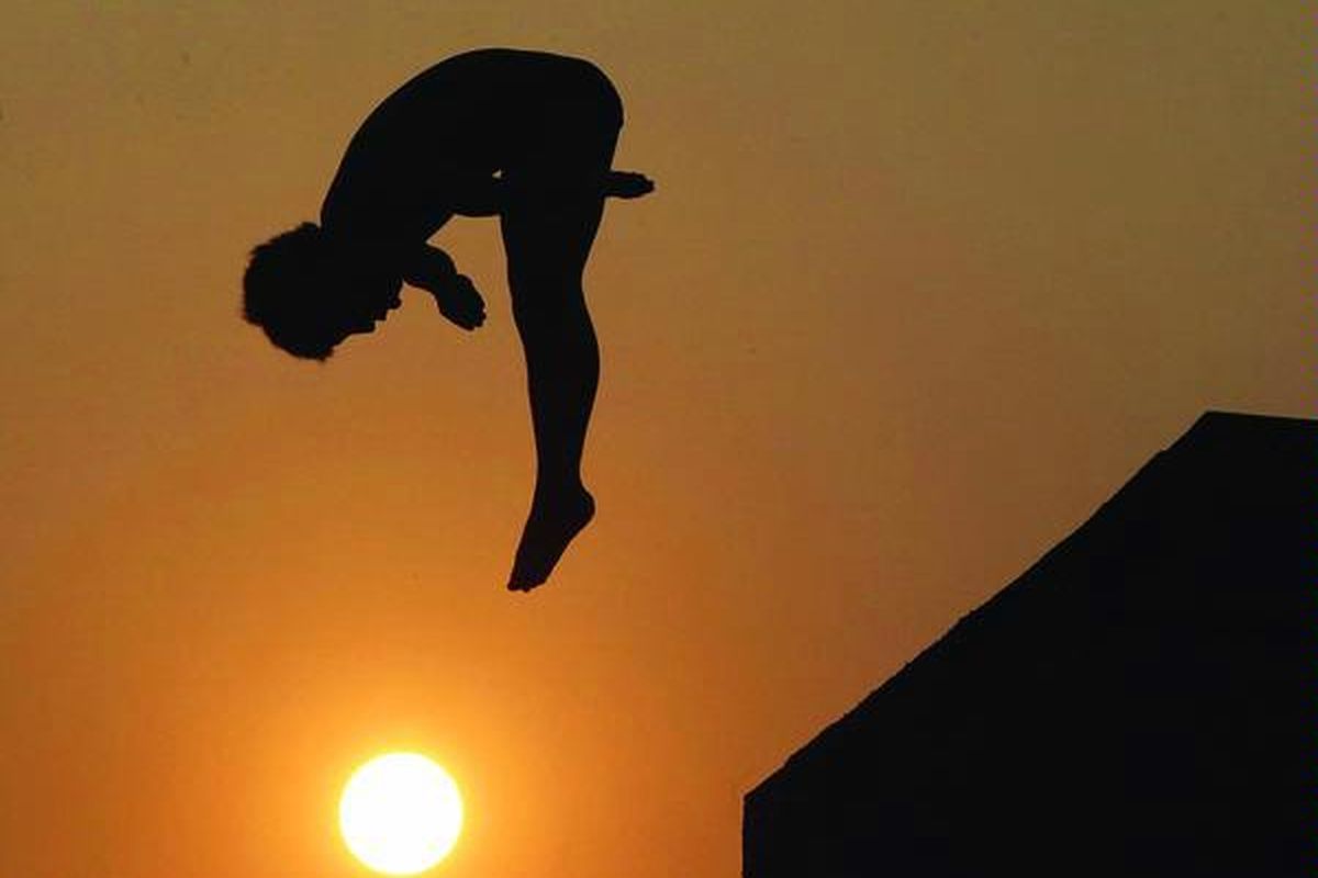 Atlet loncat indah pelatnas SEA Games XXVI/2011, Lutfi Nico Abdullah, meloncat dari menara 10 meter saat berlatih di kolam renang kompleks Gelora Bung Karno, Jakarta, Kamis (25/8).