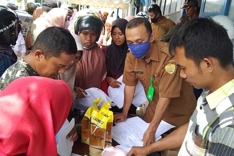 Ratusan warga berdesakan saat mengantri membeli sembako pasar murah di depan kantor Disperindag Kota Baubau, Sulawesi Tenggara.