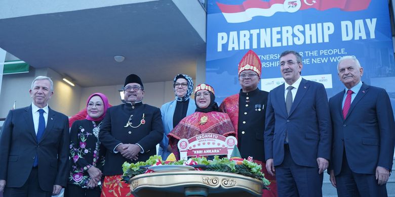 Wagub DKI Jakarta Rano Karno dan jajarannya bersama Wapres Turki Cevdet Yilmaz dengan jajarannya berfoto bersama usai acara resepsi perayaan 75 tahun hubungan diplomatik RI-Turki di Wisma Duta milik Kedutaan Besar RI di Ankara, Kamis (21/8/2025).