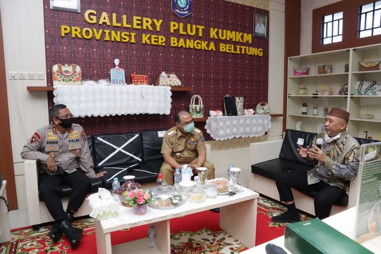 Gubernur Kepulauan Babel, Erzaldi Rosman, Menteri Koperasi dan UKM RI, Teten Masduki saat berdiskusi di Galeri Pusat Layanan Usaha Terpadu (PLUT) Dinas Koperasi dan UKM Provinsi Kepulauan Bangka Belitung, Senin (6/7/20).