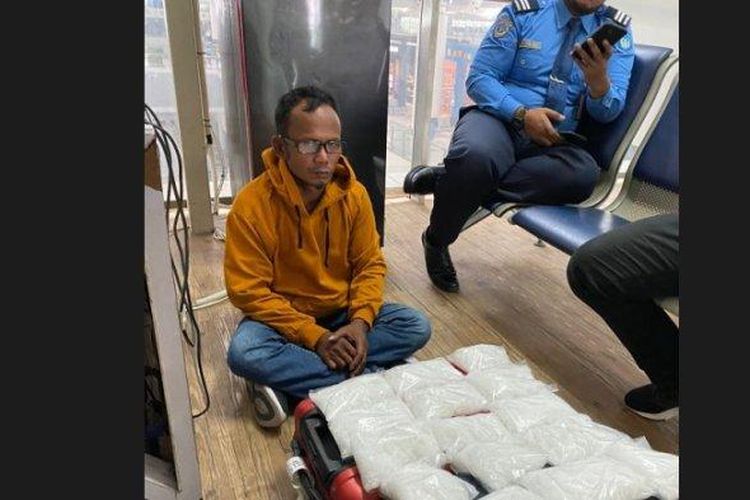 Tampang pelaku ketika diamankan di Bandara Kualanamu dengan barang bukti 16 bungkus sabu, Selasa, (28/2/2023). 


