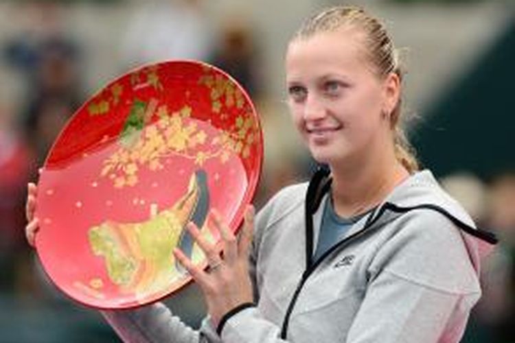 Petenis Ceko, Petra Kvitova memegang trofi juara Pan Pacific Open, setelah memenangi laga final melawan Angelique Kerber dari Jerman, di Ariake Colosseum Tokyo, Jepang, Sabtu (28/9/2013). Kvitova menang 6-2, 0-6, 6-3. 