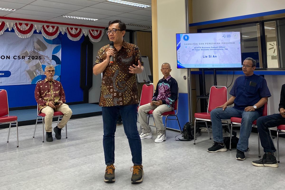 Chief of Business Support Officer PT TBIG, Lie Si An memberi pemaparan di Kick Off Fellowship Jurnalisme Pendidikan (FJP) yang digagas oleh Gerakan Wartawan Peduli Pendidikan (GWPP) di Tower Bersama Group FTTH, Jumat (29/8/2025).