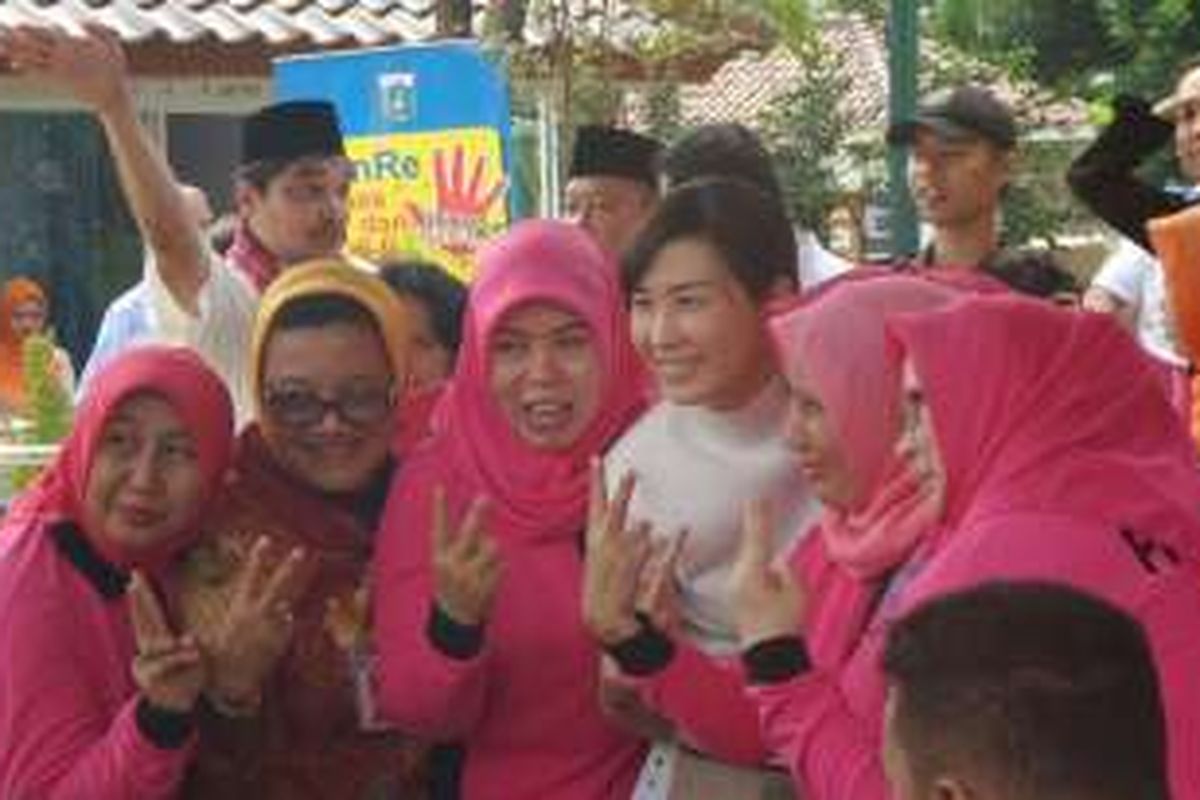 Istri Gubernur DKI Jakarta Basuki Tjahaja Purnama, Veronica Tan, bersama ibu-ibu PKK di RPTRA Gerbang Sari, Bambu Apus, Jakarta Timur, Kamis (20/10/2016). 