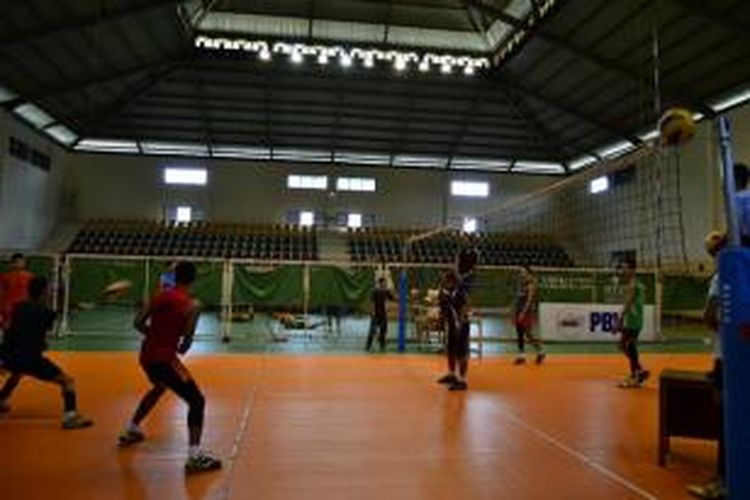 Tim nasional bola voli putra sedang berlatih rutin di Padepokan Voli, Sentul, Bogor, Senin (29/7/2013).