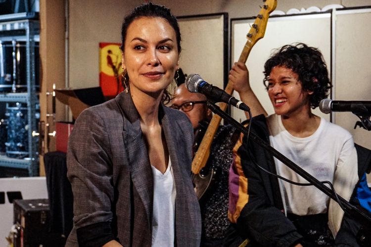 Artis peran Sophia Latjuba bersama Dea Dalila dalam sesi latuhan di Musica Studio, Pancoran, Jakarta Selatan, Jumat (26/1/2018).