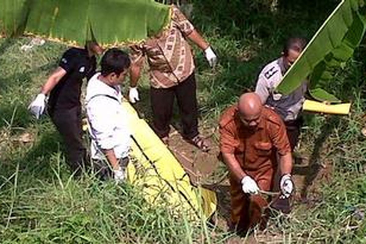 Ilustrasi : Petugas mengangkat mayat dari tepi Kali Bekasi di Kemang Pratama Regency, Kota Bekasi, Kamis (7/7/2011).
