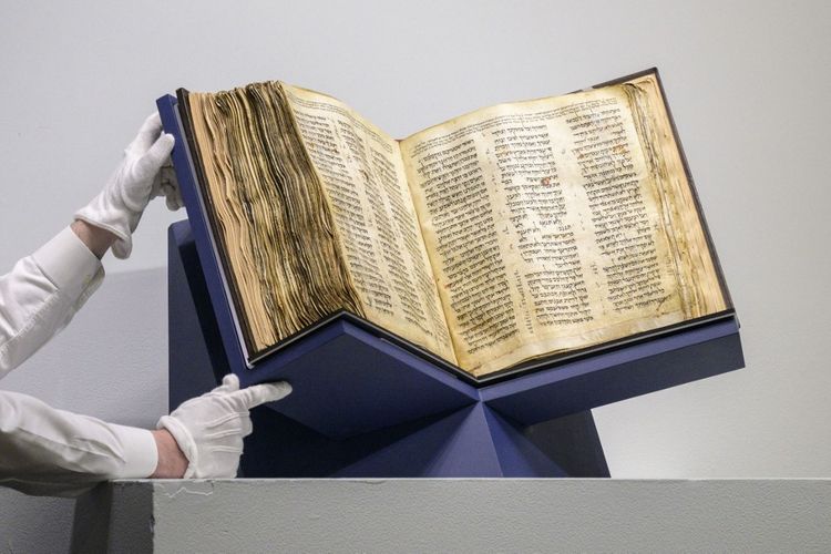 Codex Sassoon dilelang di Sotheby's di New York City pada 17 Mei 2023. Menurut Sotheby's, Codex Sassoon adalah Alkitab Ibrani paling awal dan terlengkap yang pernah ditemukan dan akan ditawarkan untuk dilelang dengan perkiraan 30-50 juta dollar AS, membuat itu teks cetak atau dokumen sejarah paling berharga yang pernah ditawarkan.