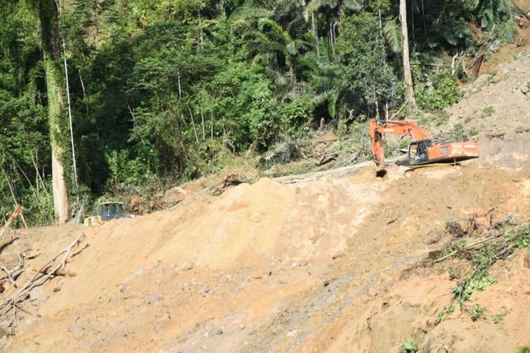 Tim SAR gabungan melakukan proses evakuasi dan pencarian, korban bencana longsor di areal proyek pembangunan PLTA Batang Toru, di Kelurahan Wek I, Kecamatan Batang Toru, Tapanuli Selatan, Jumat (30/4/2021). dikabarkan 12 orang tertimbun, dan baru 3 korban yang berhasil ditemukan.