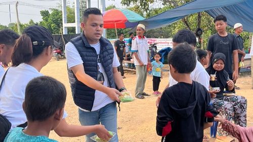 Bakal Calon Bupati Kampar Bagi-bagi Susu dan Roti ke Anak-anak