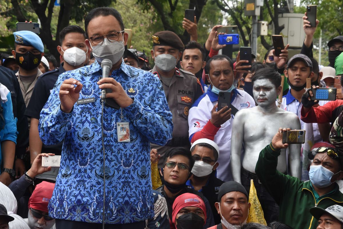 Gubernur DKI Jakarta Anies Baswedan berorasi saat menemui buruh yang berunjuk rasa menolak besaran kenaikan Upah Minimum Provinsi (UMP) di depan Balai Kota DKI Jakarta, Senin (29/22/2021). Anies Baswedan pada kesempatan tersebut mengatakan formula penetapan UMP yang tertuang dalam Peraturan Pemerintah (PP) Nomor 36 Tahun 2021 tentang Pengupahan tidak cocok diterapkan di Jakarta.