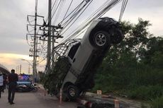 Alami Kecelakaan, Truk Tersangkut Kabel Tiang Listrik di Thailand