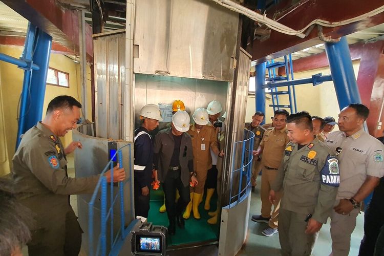 Bupati Gunungkidul Sunaryanta dan rombongan sesuai melihat kondisi bendungan bawah tanah Bribin II di Semanu. Senin (28/11/2023)