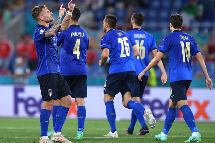 ROMA, ITALIA - Penyerang Italia, Ciro Immobile melakukan selebrasi usai mencetak gol ketiga timnya dalam laga Grup A Euro 2020 kontra Swiss di Stadion Olimpico, 16 Juni 2021. 