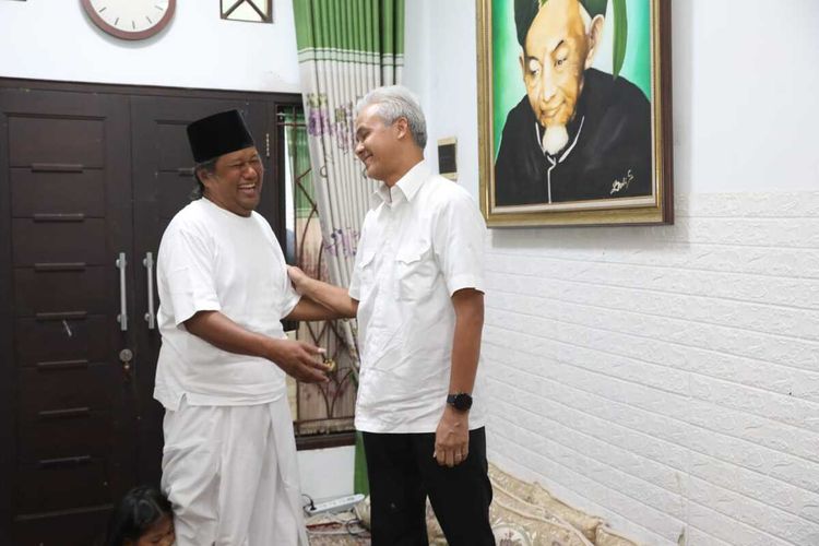 Gubernur Jawa Tengah Ganjar Pranowo saat bertemu dengan KH. Ahmad Muwafiq di Kabupaten Sleman. (foto Dokumentasi Humas Pemprov Jateng)