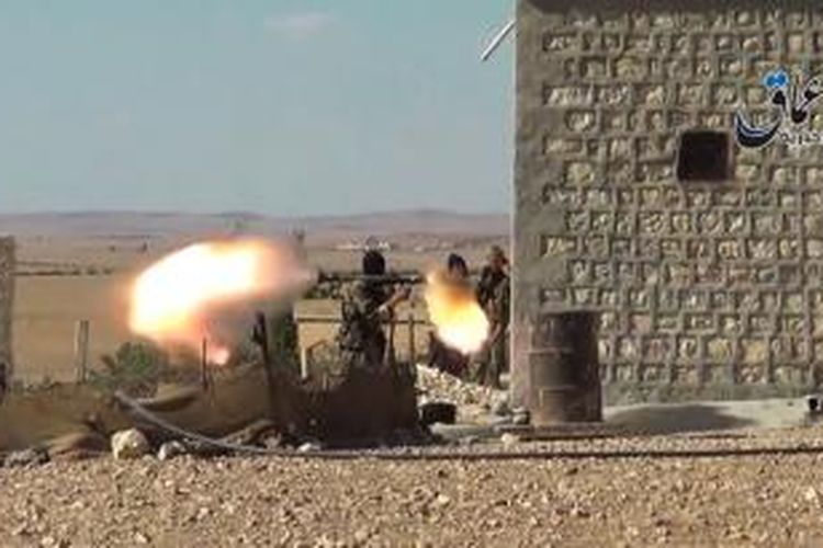 Foto yang diambil dari video yang dirilis Aamaq News, sebuah saluran YouTube dari wilayah yang dikuasai ISIS, memperlihatkan seorang anggota ISIS menembakkan sebuah roket peluncur granat (RPG) dalam pertempuran memperebutkan kota Ain al-Arab atau Kobani di perbatasan Suriah-Turki.