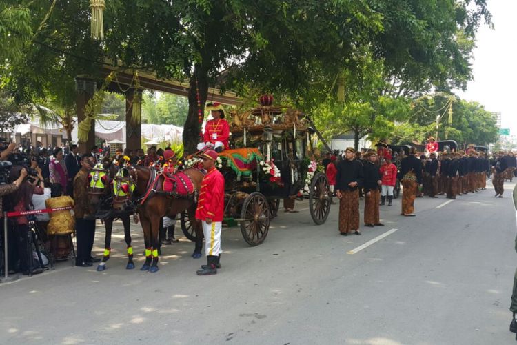 Iring-iringan kereta kuda yang membawa Kahiyang Ayu dan rombongannya berjalan menuju tempat ijab kabul dan resepsi pernikahan di Gedung Graha Saba Buana, Solo, Jawa Tengah, Rabu  (8/11/2017) pagi.